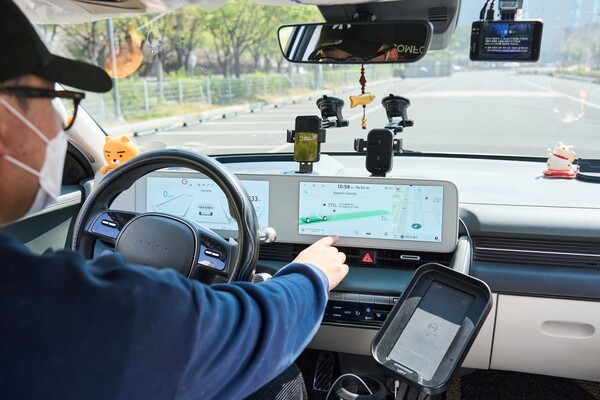 3년 간 누적 주행거리 66만km를 기록한 아이오닉 5와 차주 이영흠씨의 모습. /현대자동차그룹 제공