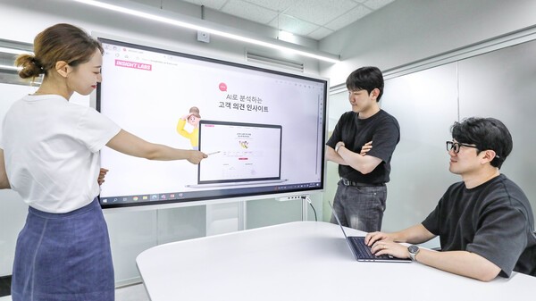 직원들이 AI 시스템 '인사이트랩스'를 구동하는 모습. [사진=현대백화점]