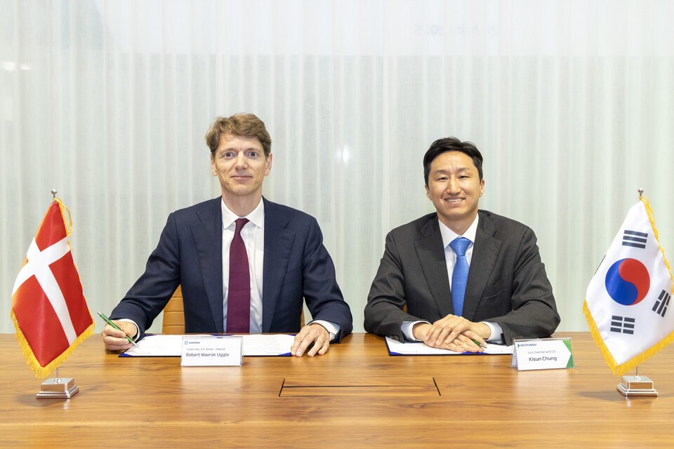 지난달 24일 ‘탈탄소 해운 기술 발전 및 글로벌 통합 물류 서비스 분야의 포괄적 협력 관계 구축을 위한 양해각서를 체결한 정기선 HD현대 수석부회장(우)과 로버트 머스크 우글라 A.P. 몰러 머스크 의장. /HD현대 제공