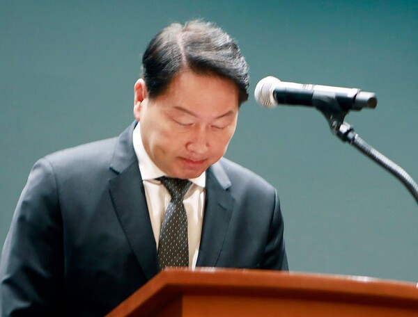 최태원 SK그룹 회장이 7일 서울 중구 SKT 본사에서 사이버 침해 사고 관련  대국민 사과를  하고 있다./SK그룹 제공