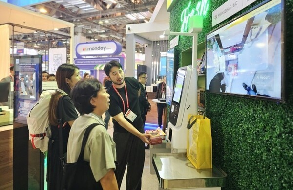 유통산업 전시회 NRF APAC 2024에서 이마트 셀프계산대의 AI 카메라 기술을  선보이고 있다. [사진=이마트]