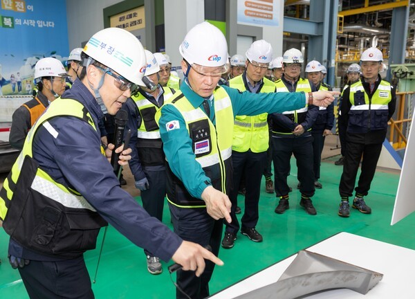 이정복 사장(가운데)이 지난달 23일 태안발전본부를 찾아 현장 안전 점검을 실시하고 있다. /한국서부발전