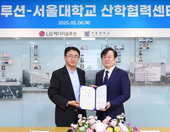 지난 8일  서울대학교에서 'LG에너지솔루션-서울대학교 산학협력센터 협약식'을 가진 (왼쪽부터) 김제영 LG에너지솔루션 최고기술책임자(CTO) 전무와 김주한 서울대학교 연구부총장. /LG에너지솔루션 제공