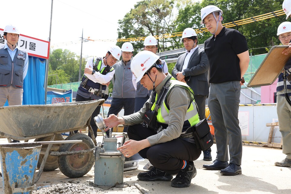 롯데건설 직원이 서초 헌인마을 현장에서 ‘차세대 혼화제’가 적용된 콘크리트를 테스트하고 있다./롯데건설 제공