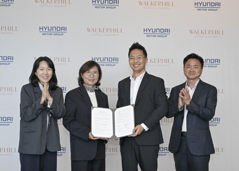20일 그랜드 워커힐 서울 호텔에서 '모빌리티 친화 호텔 조성을 위한 업무협약'을 체결한 (왼쪽부터) 박주영 현대차·기아 모빌리티사업실 팀장, 김수영 현대차·기아 모빌리티사업실 상무, 김세한 워커힐 호텔앤리조트 신성장추진담당, 이열금 워커힐 호텔앤리조트 지속경영담당. /현대자동차·기아 제공