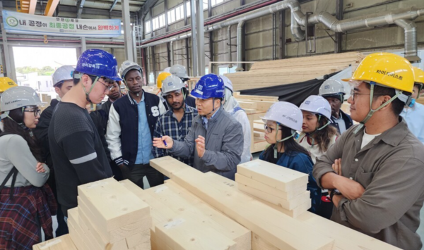 16일 충남 당진 자이가이스트 공장에 방문한 15개국 22명 연수생들이 현장 견학을 하고 있다./GS건설 제공