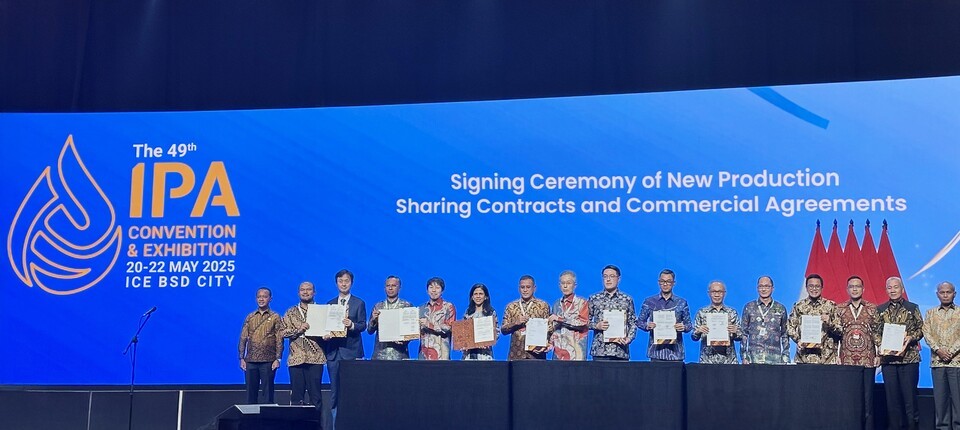 SK어스온이 인도네시아 ICE에서 열린 인도네시아 석유·가스 산업 전시회 ‘IPA 컨벡스 2025’에서 세르팡 광구와 비나이야 광구의 생산물분배계약을 체결했다./SK어스온 제공
