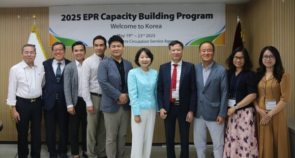 정은해 환경부 국제협력관(오른쪽에서 5번째)이 EPR 운영 역량강화 연수 기념사진을 촬영하고 있다. /KORA
