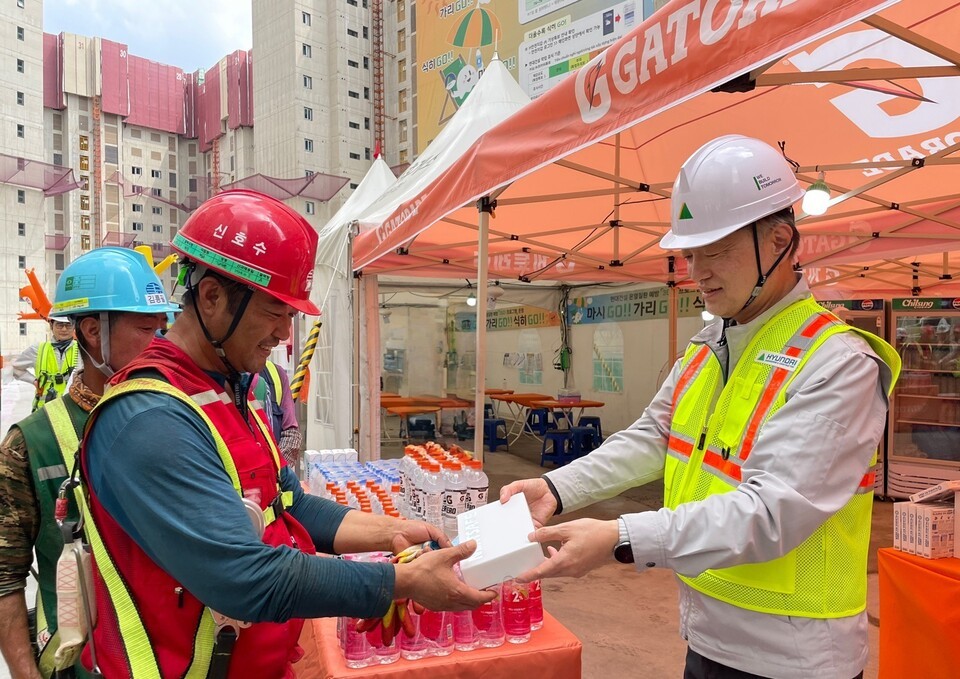 현대건설이 혹서기 온열질환 예방 프로그램 행사를 하고 있다./현대건설 제공