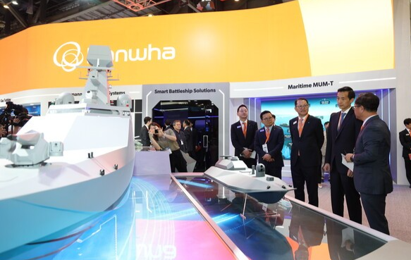 김동관 한화그룹 부회장이 MADEX 한화오션 부스를 둘러보며 설명을 듣고 있다. /사진=한화그룹