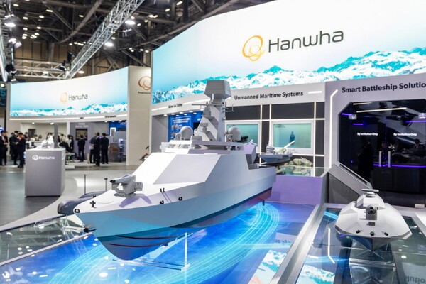 한화시스템이 MADEX 2025서 '전투용 무인 수상정'를 최초 공개했다. /사진=한화시스템