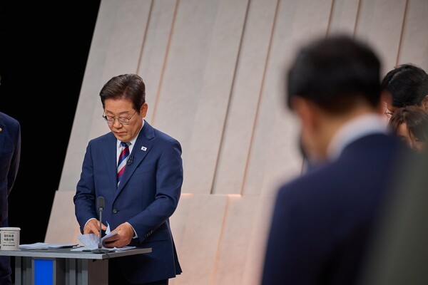 이재명 더불어민주당 대선 후보가 제21대 대통령 선거 후보자 3차 토론회에서 자료를 정리하고 있다.