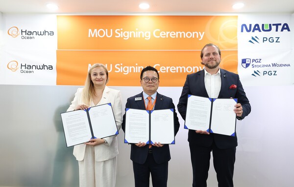 28일 마덱스 전시회 부스에서 (왼쪽부터) 나우타 조선소 모니카 코자키에비치 사장, 한화오션 특수선사업부장 어성철 사장, 그리고 PGZ SW 마르친 링벨스키 사장이 함정 건조 협력을 위한 양해각서를 체결했다. /사진=한화오션