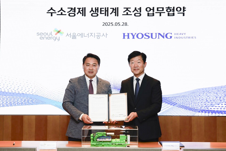 지난 28일 수소경제 생태계 조성을 위한 업무협약을 체결한 우태희 효성중공업 대표(우)와 황보연 서울에너지공사 사장. /효성중공업 제공