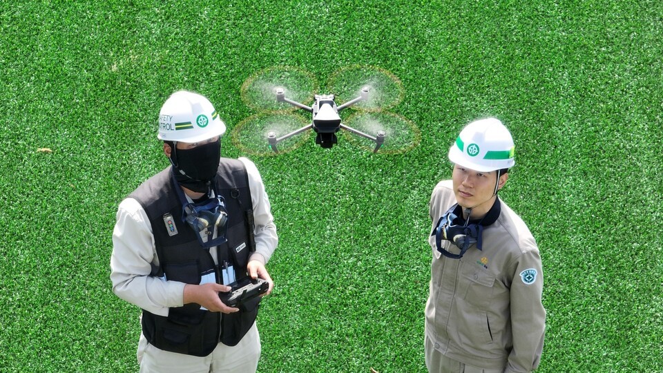 영풍 석포제련소 예방안전팀 소속 안전패트롤 요원들이 예방 순찰을 위해 드론을 운용하고 있는 모습. /영풍 제공