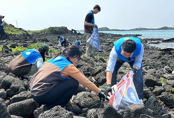 GS리테일 임직원들이 ‘2025 바다의 날’을 맞아 제주 동복 해안에서 지역 시민단체, 활동가들과 함께 해양 환경 정화 활동을 펼치고 있다. [사진=GS리테일]