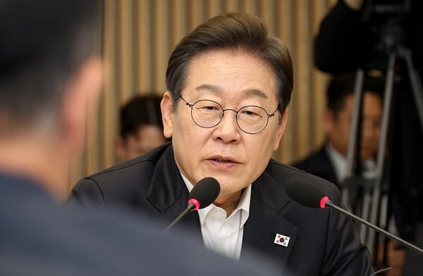 이재명 더불어민주당 대선 후보가 부산에 ‘동남권 투자은행(가칭)’ 설립을 공약으로 내세웠다. 이 후보가 지난 4월 28일 경기 이천시 SK하이닉스 이천캠퍼스에서 열린 ‘K-반도체’ AI메모리반도체 기업 간담회에서 발언하고 있다./더불어민주당