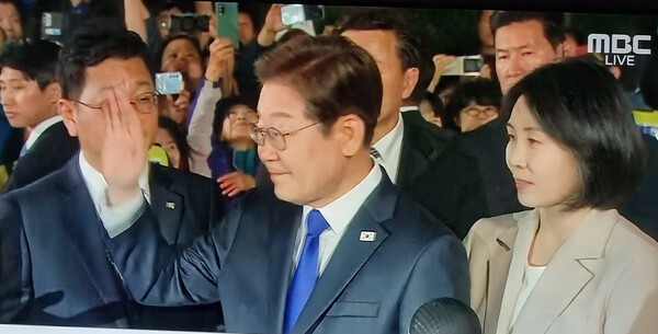 이재명 대통령 내외가 4일 새벽 인천광역시 계양구 자책을 나서며 지지자들에게 인사하고 있다./TV화면 캡처