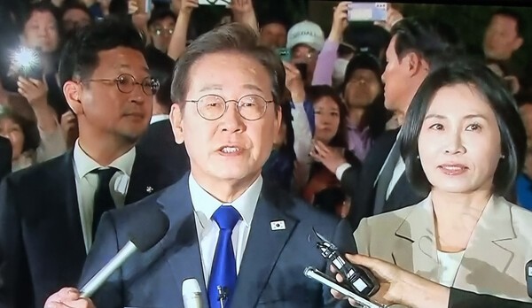 이재명 대통령 부부가 4일 오전 자택에서 나서며 기자들의 질문에 답변하고 있다.