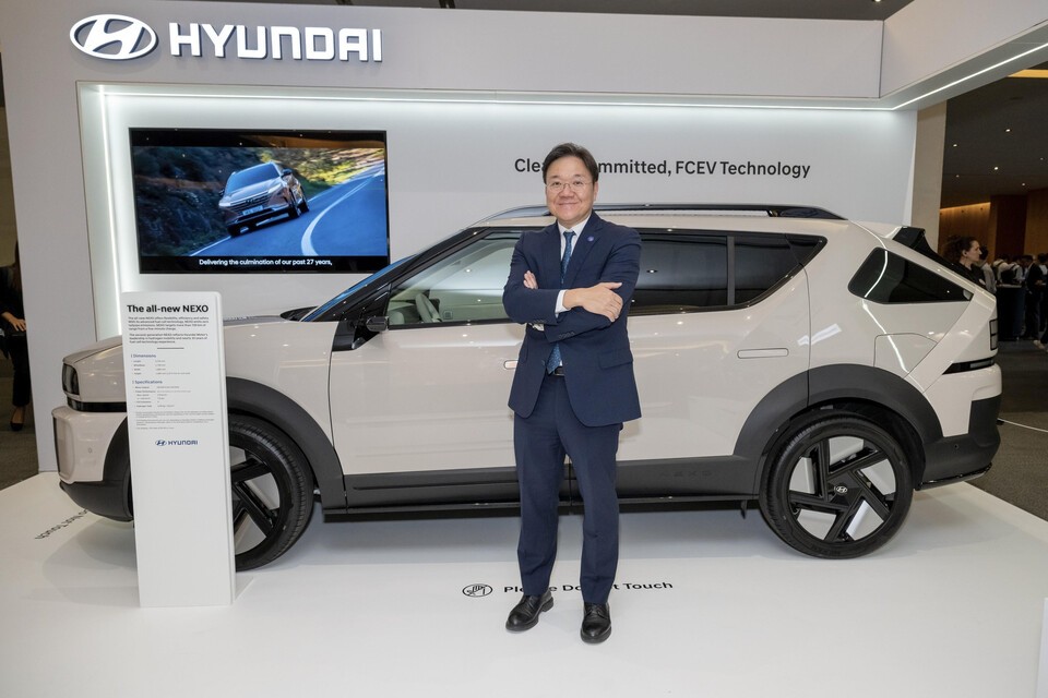 FISITA WMC에서 신형 수소전기차 ‘디 올 뉴 넥쏘’ 앞에서 기념 사진을 촬영하고 있는 김창환 FISITA 회장(현대차·기아 전동화에너지솔루션담당 부사장). /현대자동차그룹 제공