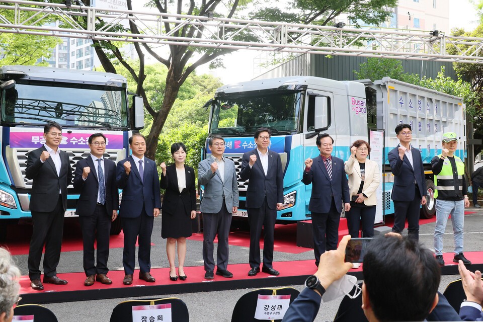 부산시청 야외주차장에서 개최된 ‘부산시 수소청소차 도입 시민공개행사’. /현대자동차 제공