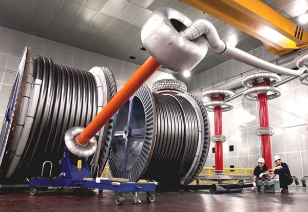 LS전선 직원이 구미 공장에서 초고압 직류(HVDC) 케이블을 테스트하고 있는 모습. /LS전선 제공
