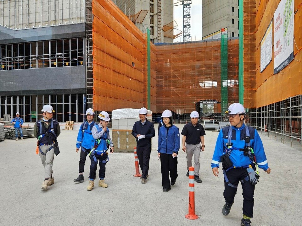 e편한세상 삼천포 오션프라임 현장에서 이길포 DL이앤씨 CSO와 정원희 고용노동부 진주지청장이 현장을 점검 중이다./DL이앤씨 제공
