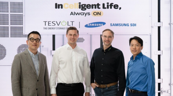 유럽 최대 상업용 ESS 업체인 테스볼트에 자체 일체형 배터리 SBB를 공급하는 삼성SDI. 사진은 '인터배터리 유럽 2025' 삼성SDI 전시장에서 만남을 가진 (왼쪽부터) 김현욱 삼성SDI ESS영업그룹장 김현욱 상무, 지몬 샨더르트(Simon Schandert) 테스볼트 CTO. 다니엘 한네만(Daniel Hannemann) 테스볼트 CEO , 이종석 삼성SDI 유럽법인 상무./ 삼성SDI 제공