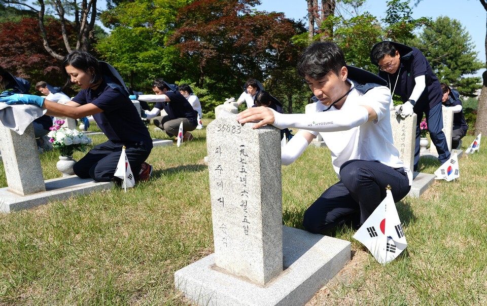 지난 11일 국립서울현충원을 찾아 현충탑을 참배하고 묘역 정화 활동을 실시한 HS효성 임직원들. /HS효성 제공