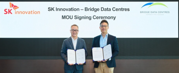 김무환(왼쪽) SK이노베이션 에너지솔루션 사업단장과 케빈 관 BDC 최고투자책임자가 데이터센터 에너지 솔루션 사업 추진을 위한 업무협약을 체결한 뒤 기념 촬영을 하고 있다./SK이노베이션 제공