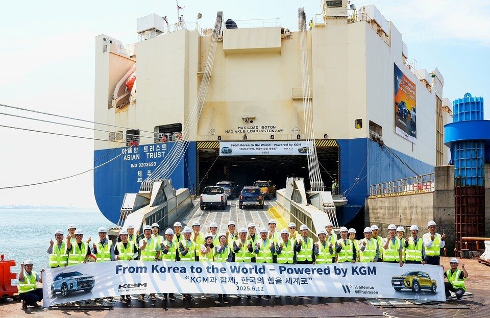 지난 12일 평택국제자동차부두에서 수출 선적 기념식을 개최한 KG 모빌리티. /KG 모빌리티 제공