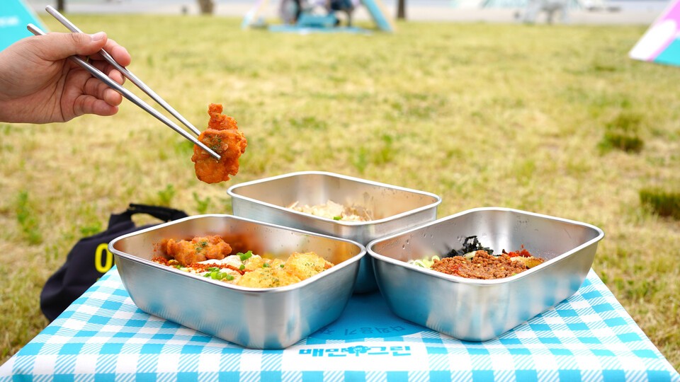 여의도 한강공원에서 진행된 '지구 온도 식히는 배민 그린 피크닉' 행사에서 잇그린의 리턴잇 서비스를 통해 다회용기로 배달된 음식의 모습. /잇그린 제공