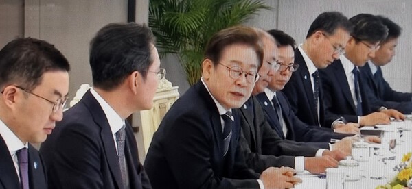 이재명 대통령이 13일 용산 대통령실에서 5대 그룹 총수 및 경제 6단체장들과 만나 경제 회복과 성장 방안을 집중 논의했다./방송화면 캡처