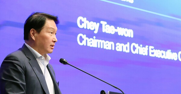 최태원 SK그룹 회장이 19일 서울 여의도 콘래드호텔에서 열린 세계경제포럼(WEF) 산하 슈왑재단 총회에 참석해 사회문제 해결을 위한 새로운 시장 시스템을 제안하고 있다./SK그룹 제공