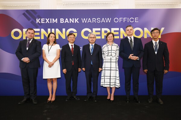 한국수출입은행이 지난 18일(현지시간) 폴란드 바르샤바에서 윤희성(정중앙) 수은 행장, 태준열(왼쪽 세 번째) 주 폴란드 대사 및 주요 관계기관 관계자들이 참석한 가운데 '수은 바르샤바 사무소 개소식'을 갖고 정식 영업을 개시했다./한국수출입은행