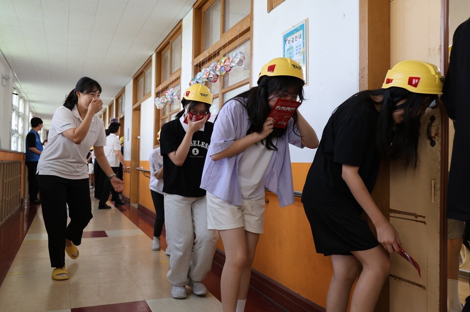 재난 안전교육에 참가한 학생들이 모의 대피훈련을 하고 있다./현대건설 제공