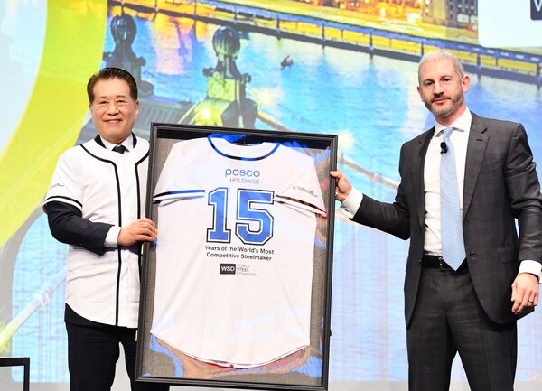 장인화 포스코그룹 회장(사진 왼쪽)이 18일(현지시각) 미국 뉴욕에서 열린 WSD 포럼에서 필립 엥글린(Philipp Englin) WSD 최고경영자(CEO)로부터 야구복으로 특별 제작한 WSD 명예의 전당 기념액자를 전달 받은 뒤 기념촬영을 하고 있다./사진=포스코그룹