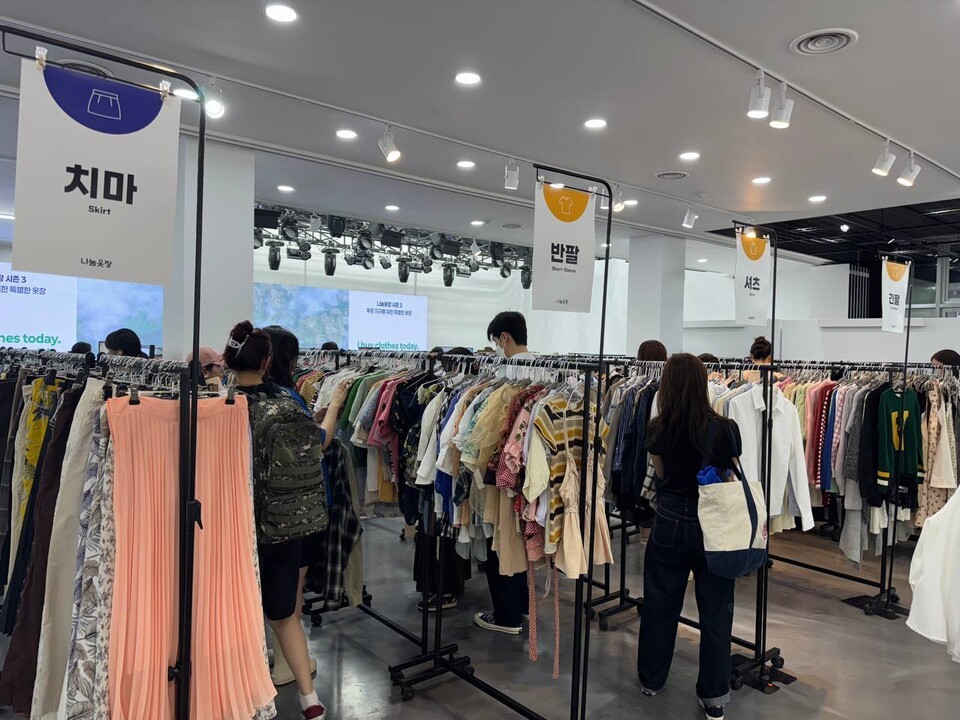 20일부터 21일까지 공간오즈(서울 용산구 한강대로21길 7)에서 개최되는 나눔옷장 시즌3. 시민들이 행사장에 진열된 기부 의류들을 살펴보고 있는 모습. /뉴스펭귄 제공