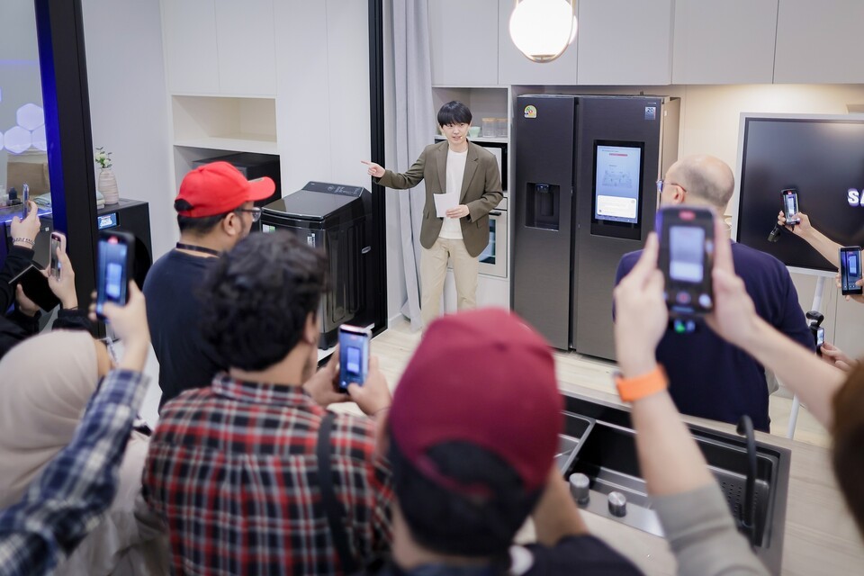 지난 20일(현지시간) 태국 방콕에서 '2025 동남아 테크 세미나'를 개최하고, 2025년형 비스포크 AI 가전을 소개한 삼성전자. /삼성전자 제공