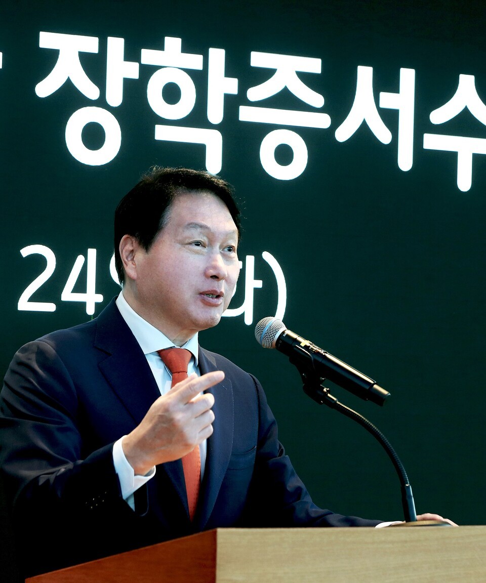 지난 24일 SK서린빌딩에서 열린 한국고등교육재단의 '해외유학 장학증서 수여식'에서 격려인사를 하고 있는 최태원 SK그룹 회장(한국고등교육재단 이사장). /SK그룹 제공
