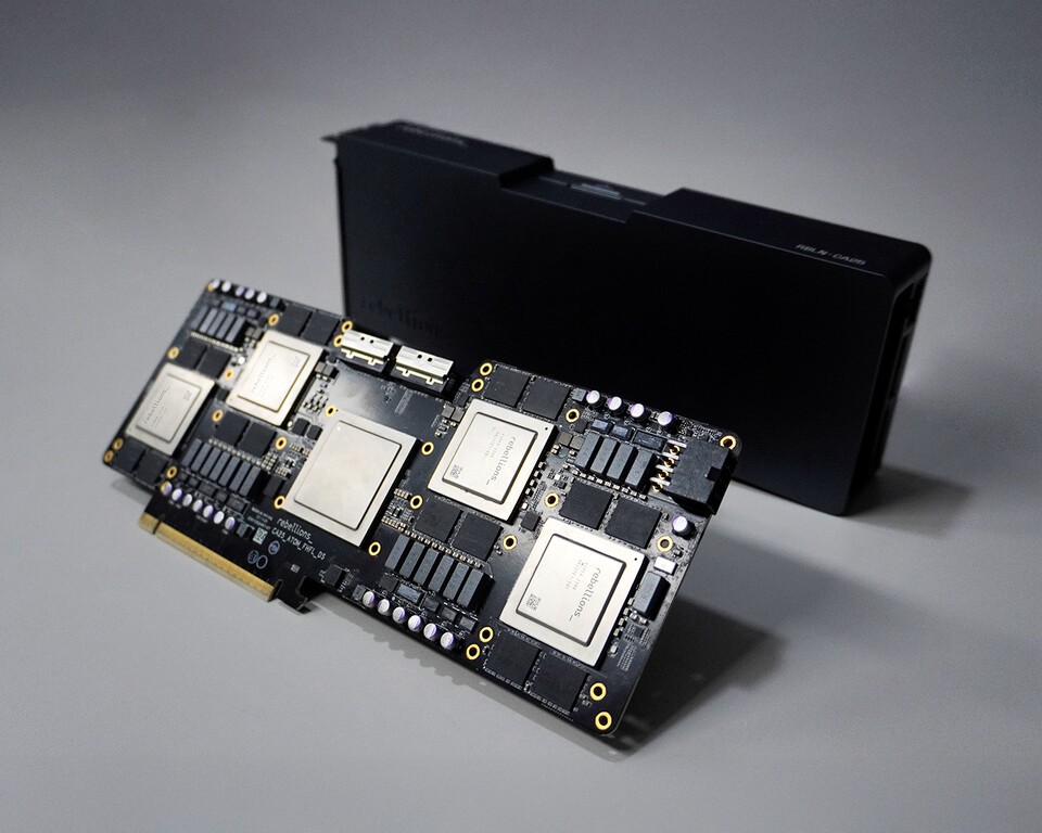 국내 AI 반도체 스타트업 리벨리온과 협력해 AI 기술 고도화에 나서는 SK텔레콤. 사진은 리벨리온의 대규모 AI 추론용 AI 반도체 '아톰-맥스'. /SK텔레콤 제공