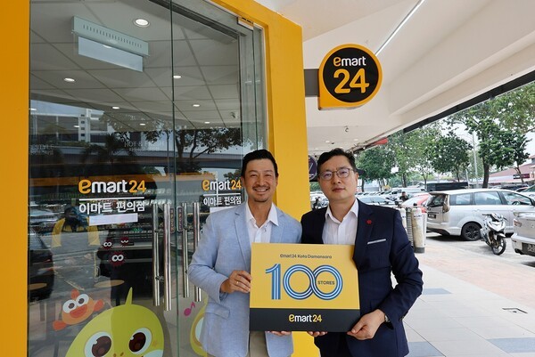 (오른쪽부터) 강인석 이마트24 영업지원담당 상무와 뷔통 팡(Vuitton Pang) 이마트24 말레이시아 CEO 이 100호점 매장 앞에서 기념촬영을 하고 있다. [사진=이마트24]