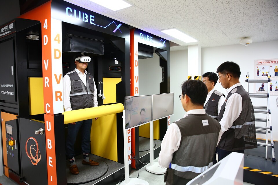 김승모 한화 건설부문 대표가 임직원들과 VR,AR 체험을 보고 있다./한화 건설부문 제공