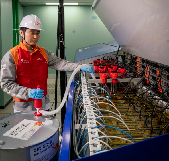 SK텔레콤 직원들이 인천사옥에 설치된 액침냉각 테스트 장비를 점검하는 모습, /SK텔레콤 제공