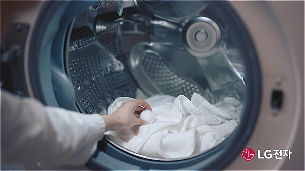 국가물산업클러스터사업단, 한국물포럼과 계면활성제를 대체하는 세탁 세제 원료가 될 수 있는 수용성 유리파우더 ‘미네랄 워시'(Mineral Wash)의 가능성 확인에 돌압하는 LG전자. 사진은 미네랄 워시를 활용해 세탁하는 모습을 연출한 장면./LG전자 제공