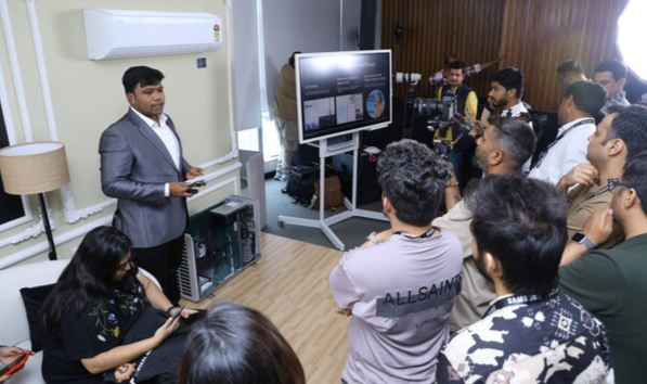 인도 구르가온에서 열린 삼성전자 서남아 테크 세미나에서 참석자들이 '비스포크 AI 무풍 에어컨'에 대한 설명을 듣고 있는 모습. /삼성전자 제공