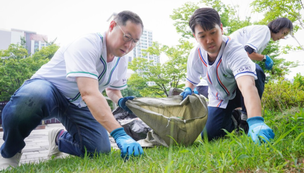 창립 1주년을 맞이하여 지난 26일 서래공원에서 ‘HS효성 가치또같이 봉사단’ 발대식을 열고, 환경정화활동을 전개한 HS효성. 사진은 봉사활동에 참여한 조현상 HS효성 부회장(좌). /HS효성 제공