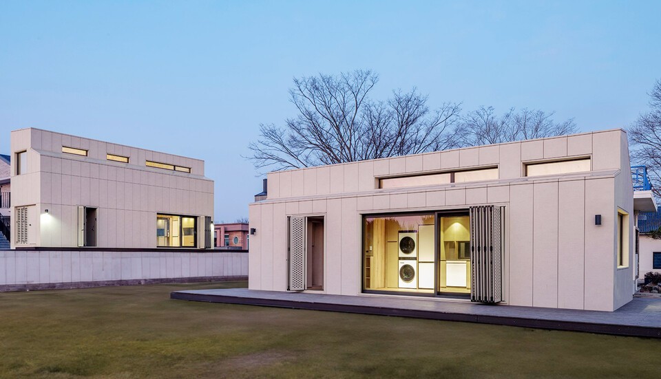 모든 프리패브 방식의 건축물 중 국내 최초로 제로에너지건축물 최고 등급인 ‘ZEB 플러스(Plus)’를 획득한 LG 스마트코티지. 사진은 전라북도 김제에 설치된 'LG 스마트코티지'. /LG전자 제공