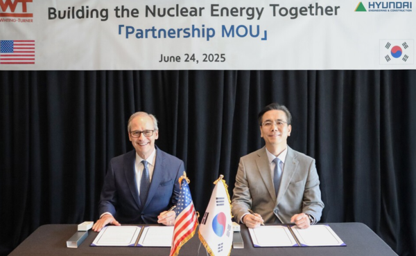 이한우 현대건설 대표(오른쪽)와 팀 리건 와이팅-터너 대표가 업무협약 후 기념 촬영을 하고 있다./현대건설 제공