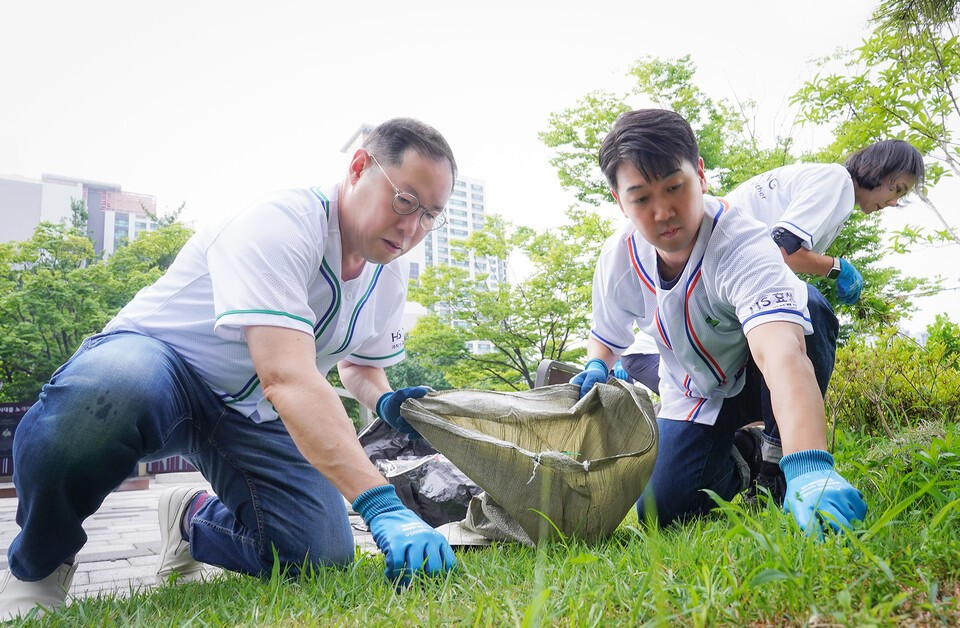 창립 1주년을 기념해 지난달 26일 서래공원(서울 서초구 소재)에서 ‘HS효성 가치또같이 봉사단’ 발대식을 열고, 환경정화활동을 진행한 HS효성. 사진은 해당 환경정화활동에 참여한 조현상 HS효성 부회장(좌)./HS효성 제공